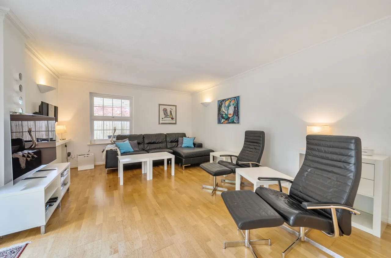 Heronscourt, Lightwater, Surrey, GU18 5SW, photo 14