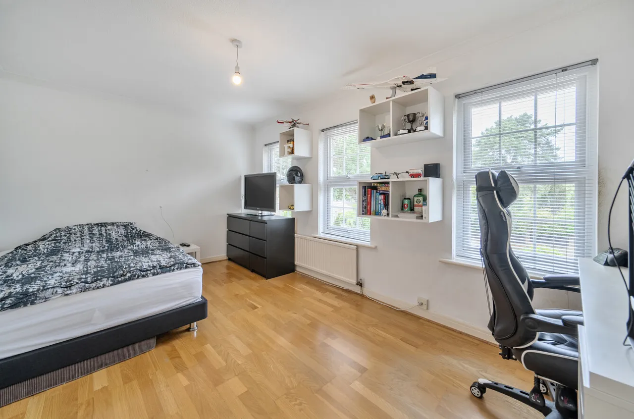 Heronscourt, Lightwater, Surrey, GU18 5SW, photo 8