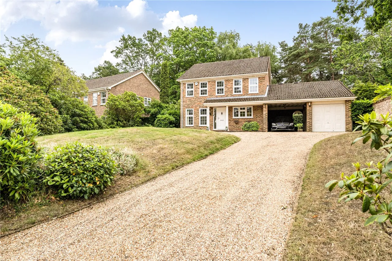 4 bed house for sale — Heronscourt, Lightwater, Surrey, GU18 5SW