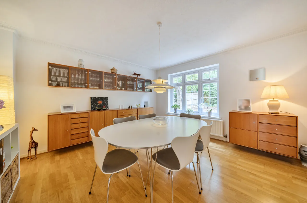 Heronscourt, Lightwater, Surrey, GU18 5SW, photo 6