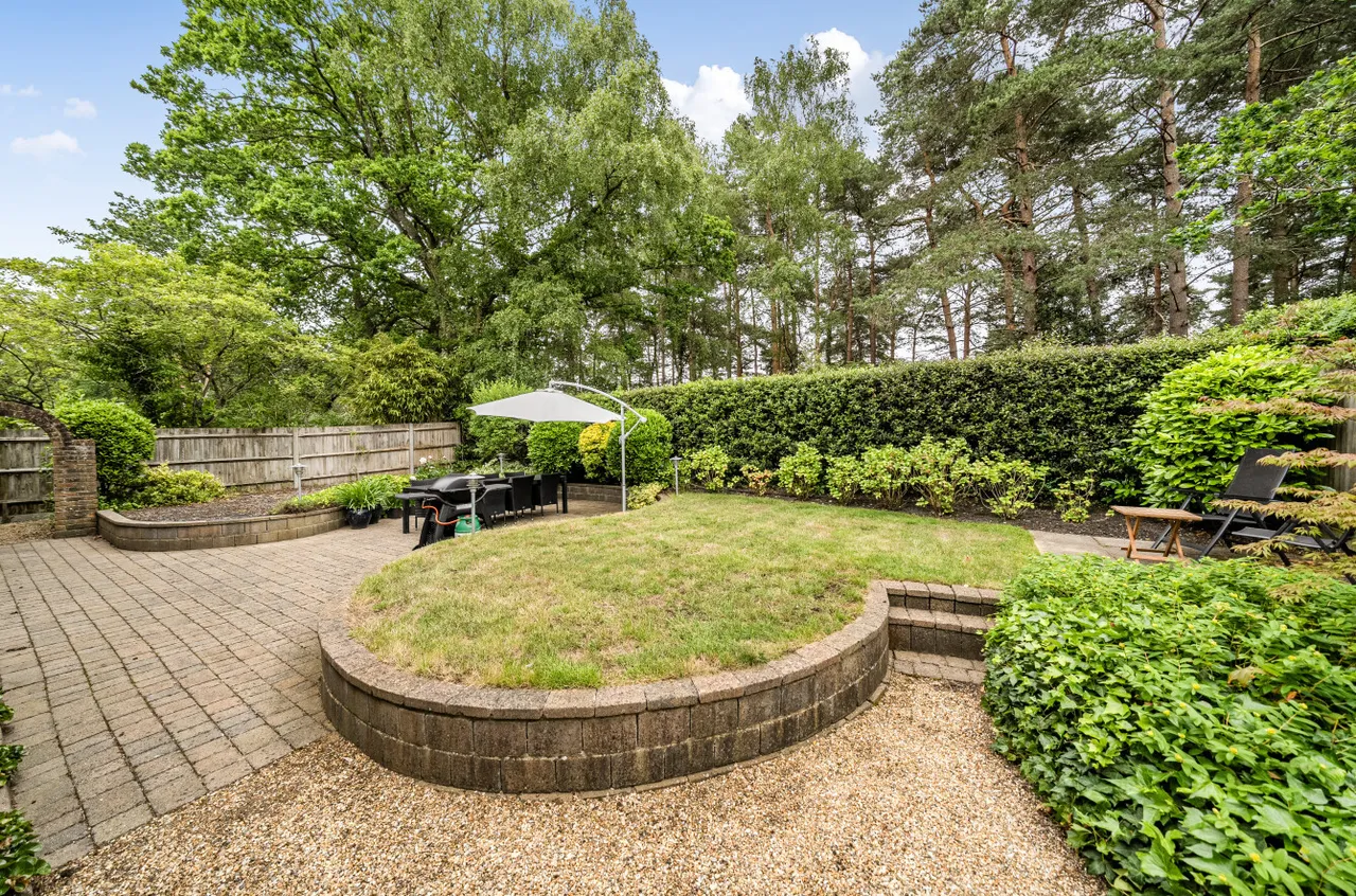 Heronscourt, Lightwater, Surrey, GU18 5SW, photo 12