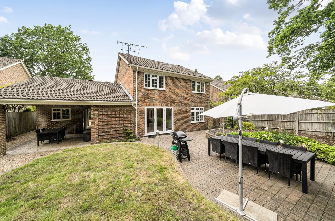 Heronscourt, Lightwater, Surrey, GU18 5SW, photo 13