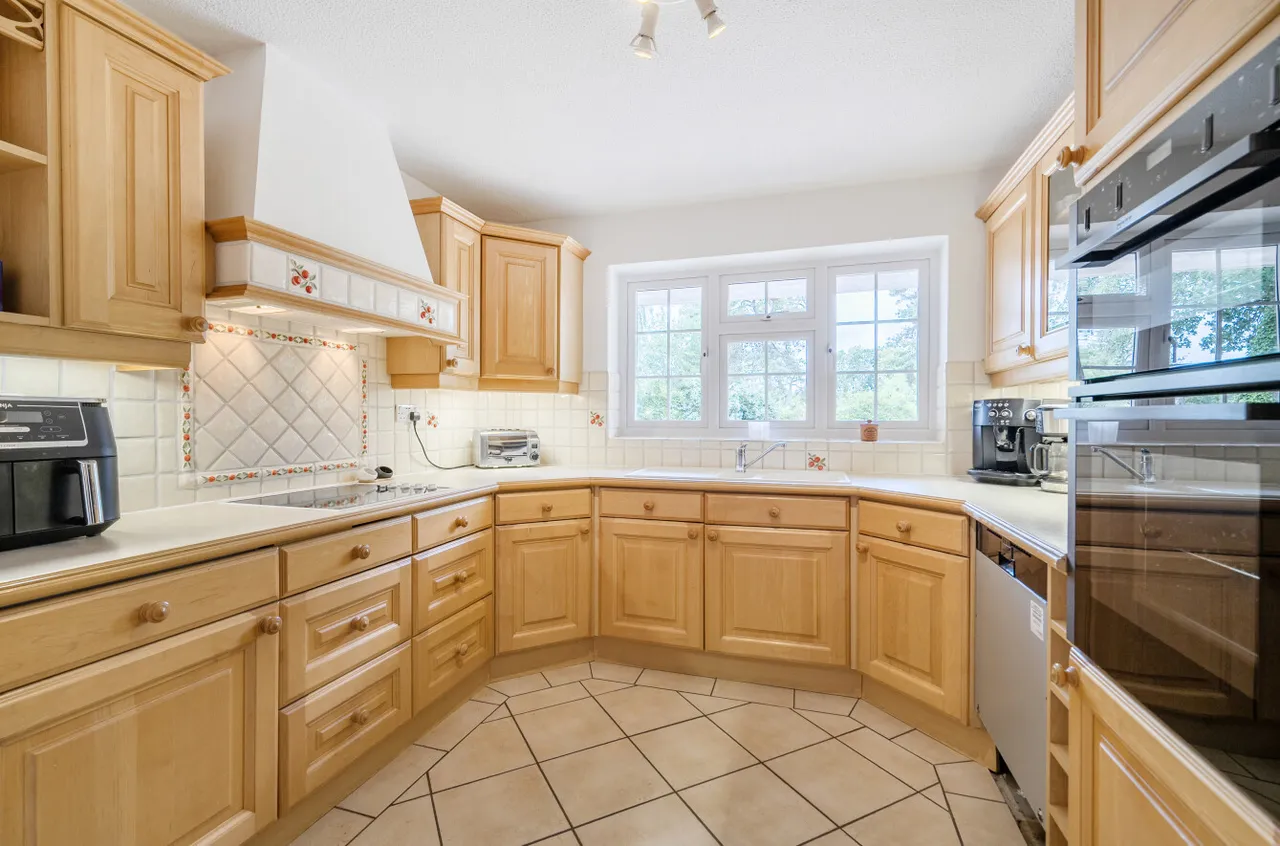 Heronscourt, Lightwater, Surrey, GU18 5SW, photo 4