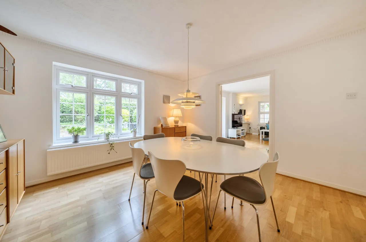 Heronscourt, Lightwater, Surrey, GU18 5SW, photo 17