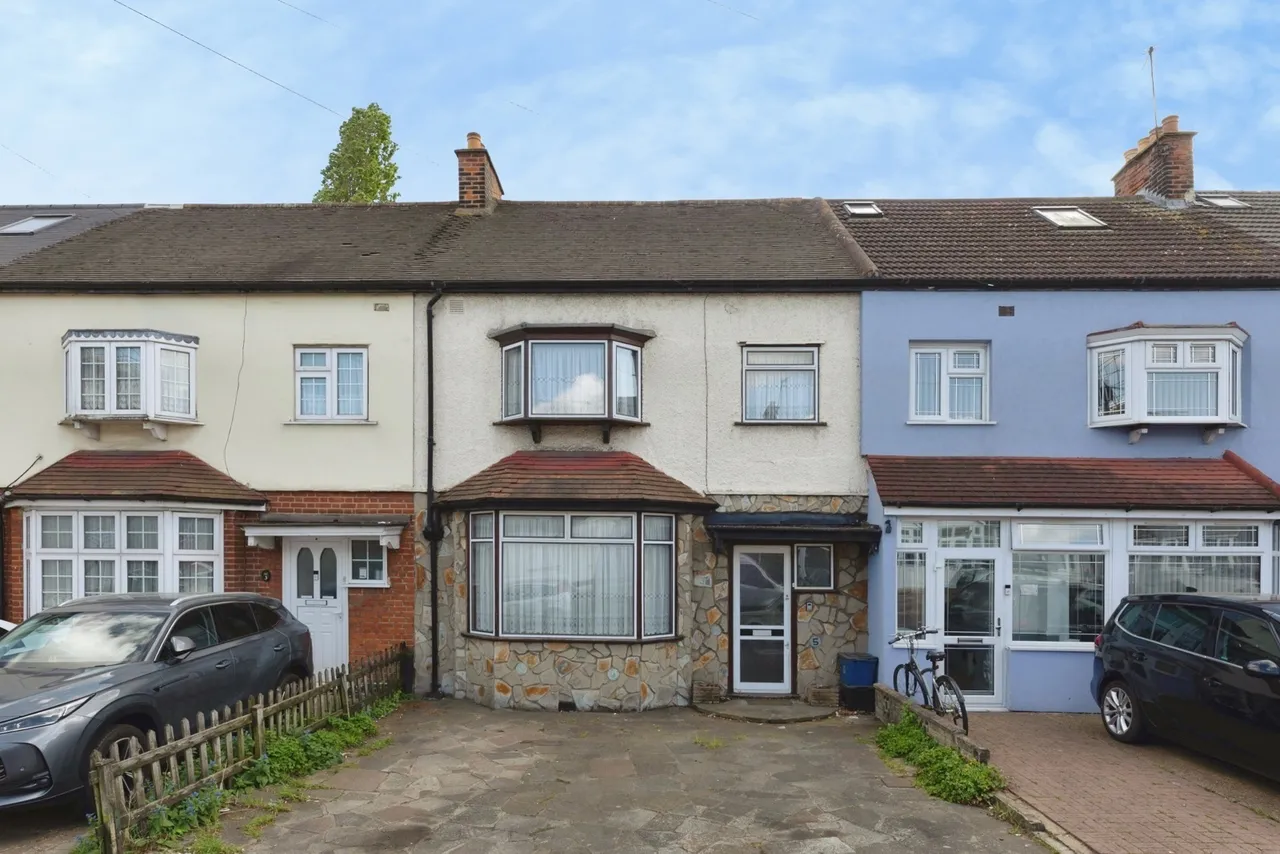 3 bed house for sale — Cranley Road, Ilford, IG2
