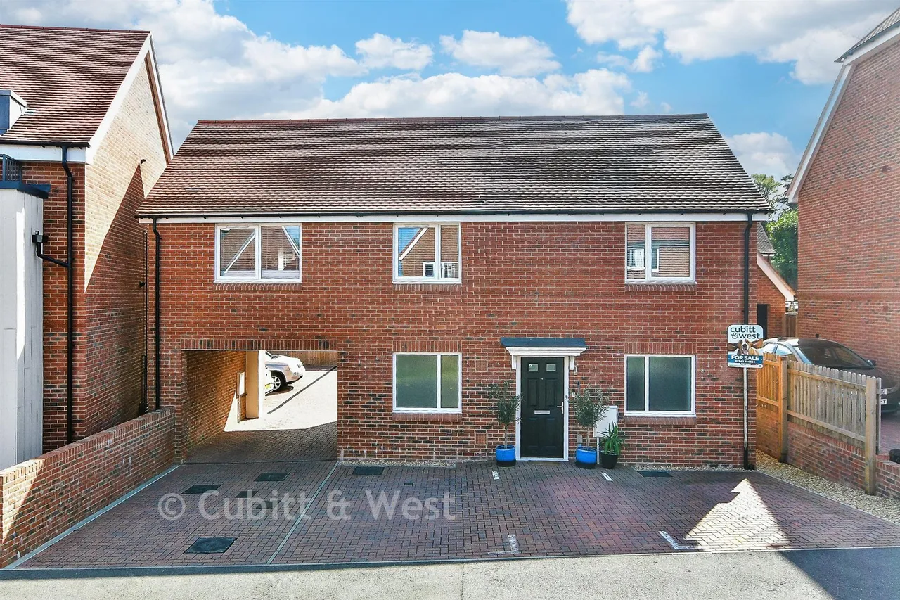 2 bed house for sale, Butlers Way, East Grinstead, RH19