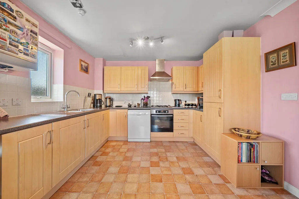 Lansdown Close, Walton-On-Thames KT12 3NN, photo 2