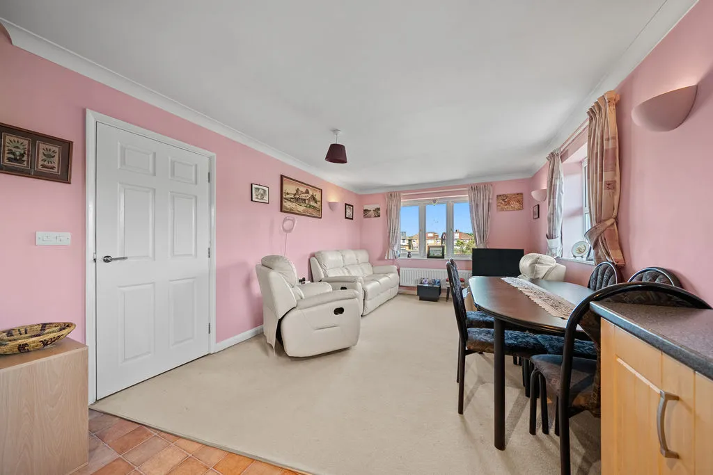 Lansdown Close, Walton-On-Thames KT12 3NN, photo 5