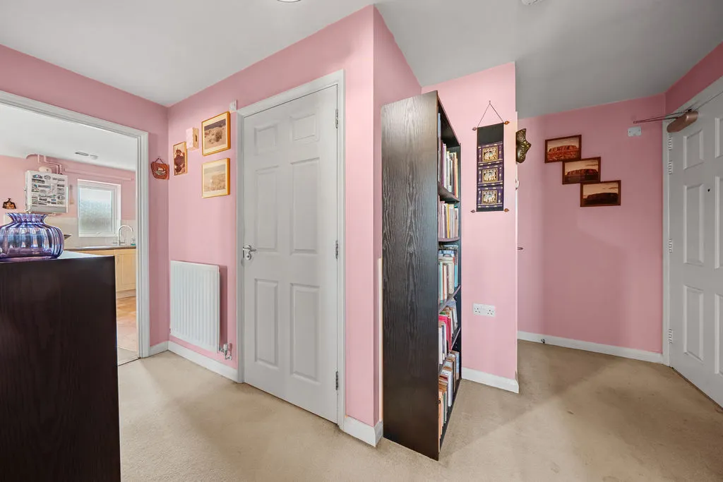 Lansdown Close, Walton-On-Thames KT12 3NN, photo 9