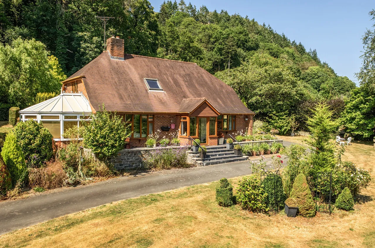 3 bed house for sale, Meifod, Powys