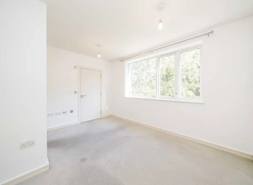 High Street, Feltham, TW13, photo 3
