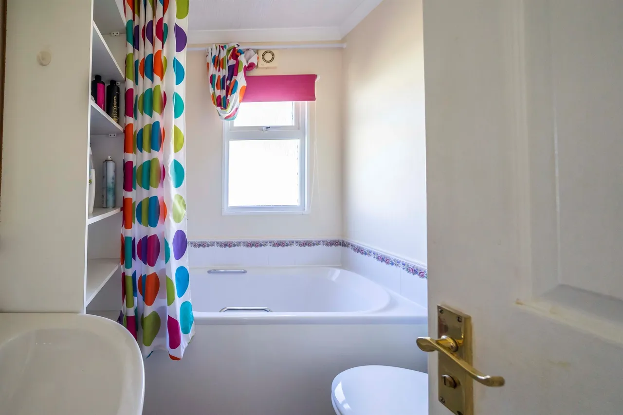 Chesham Road, Wigginton, HP23, photo 8