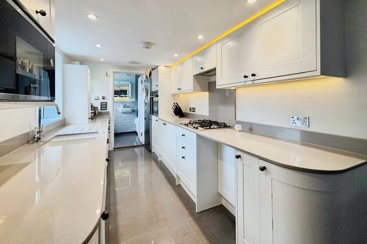 St. Georges Road, Badshot Lea, Farnham, Surrey, GU9 9LX, photo 4