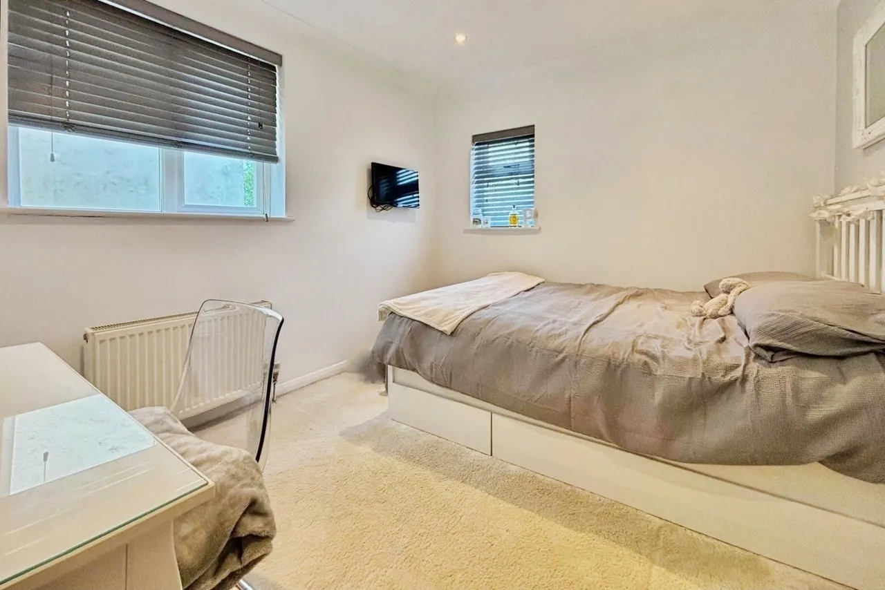 St. Georges Road, Badshot Lea, Farnham, Surrey, GU9 9LX, photo 8