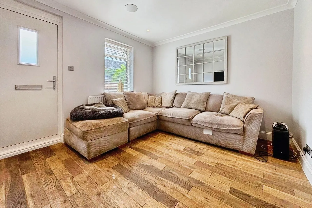 St. Georges Road, Badshot Lea, Farnham, Surrey, GU9 9LX, photo 2