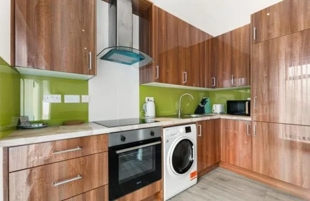 1 bed flat for sale, Station Approach, Woking, GU22