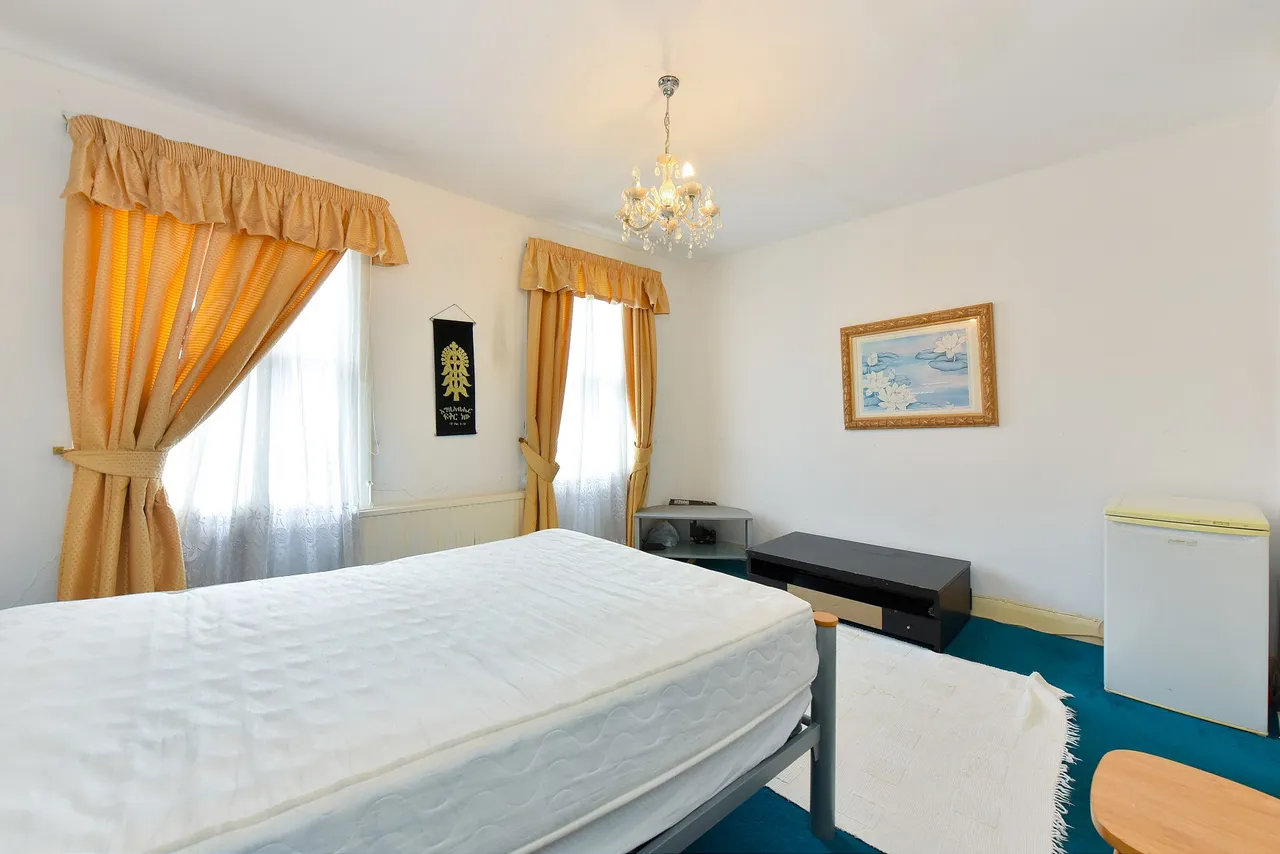1 bed sharedaccommodation to rent, Kinnoul Road, Barons Court, W6