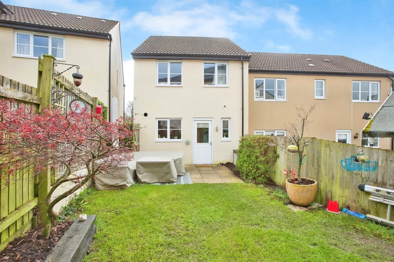 Three Acre Close, Axminster, photo 2