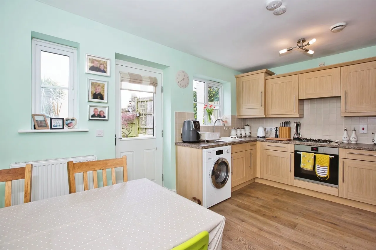Three Acre Close, Axminster, photo 3