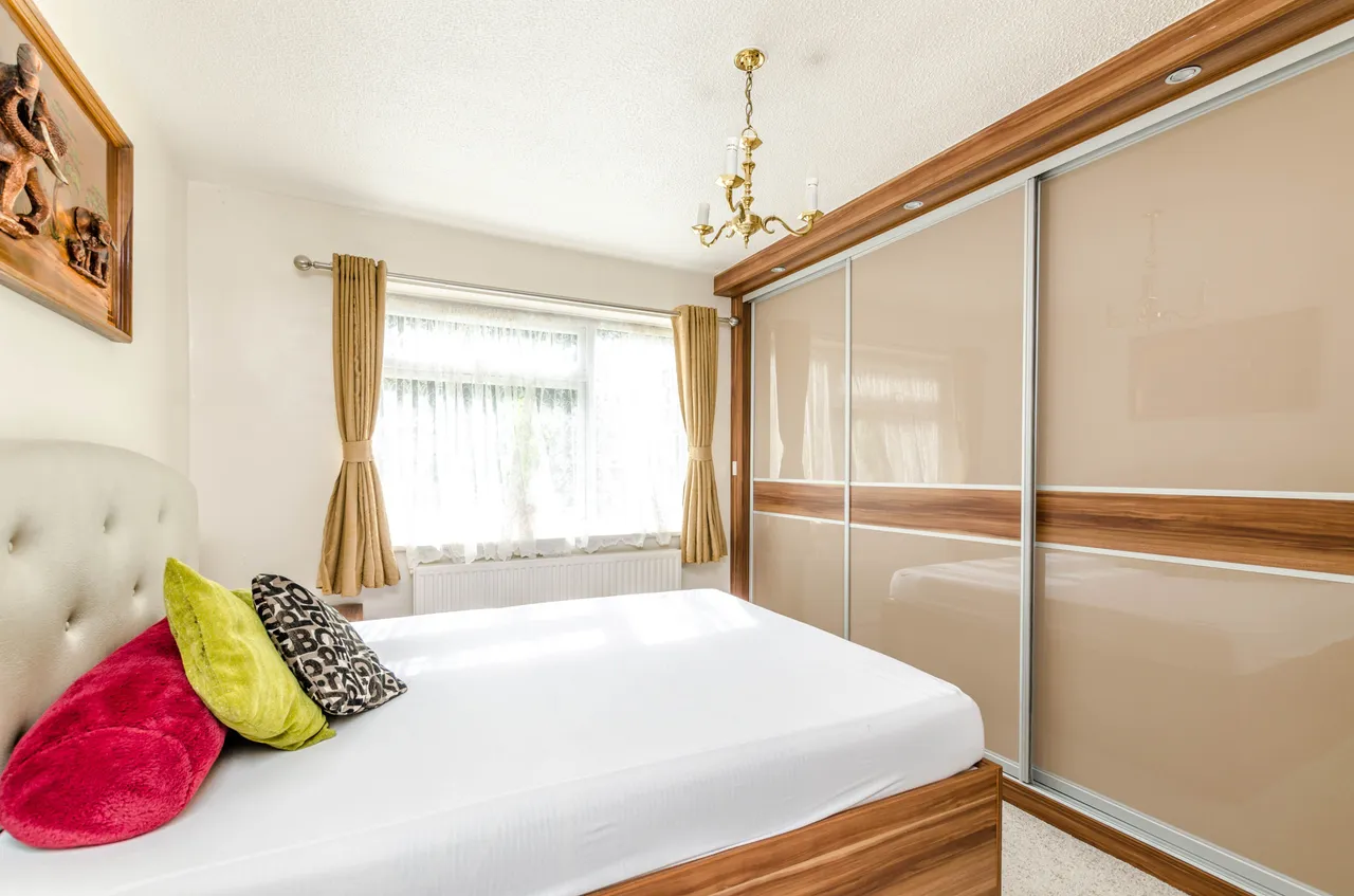 8 St Cuthberts Gardens, Pinner, photo 4