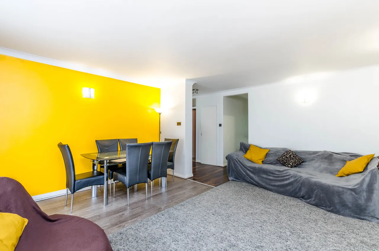 8 St Cuthberts Gardens, Pinner, photo 2
