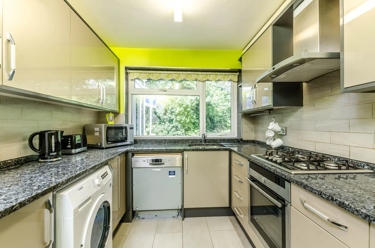 8 St Cuthberts Gardens, Pinner, photo 3