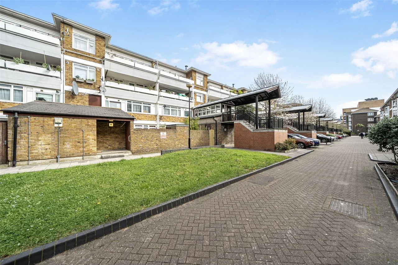 3 bed flat for sale — Flaxman Road, SE5