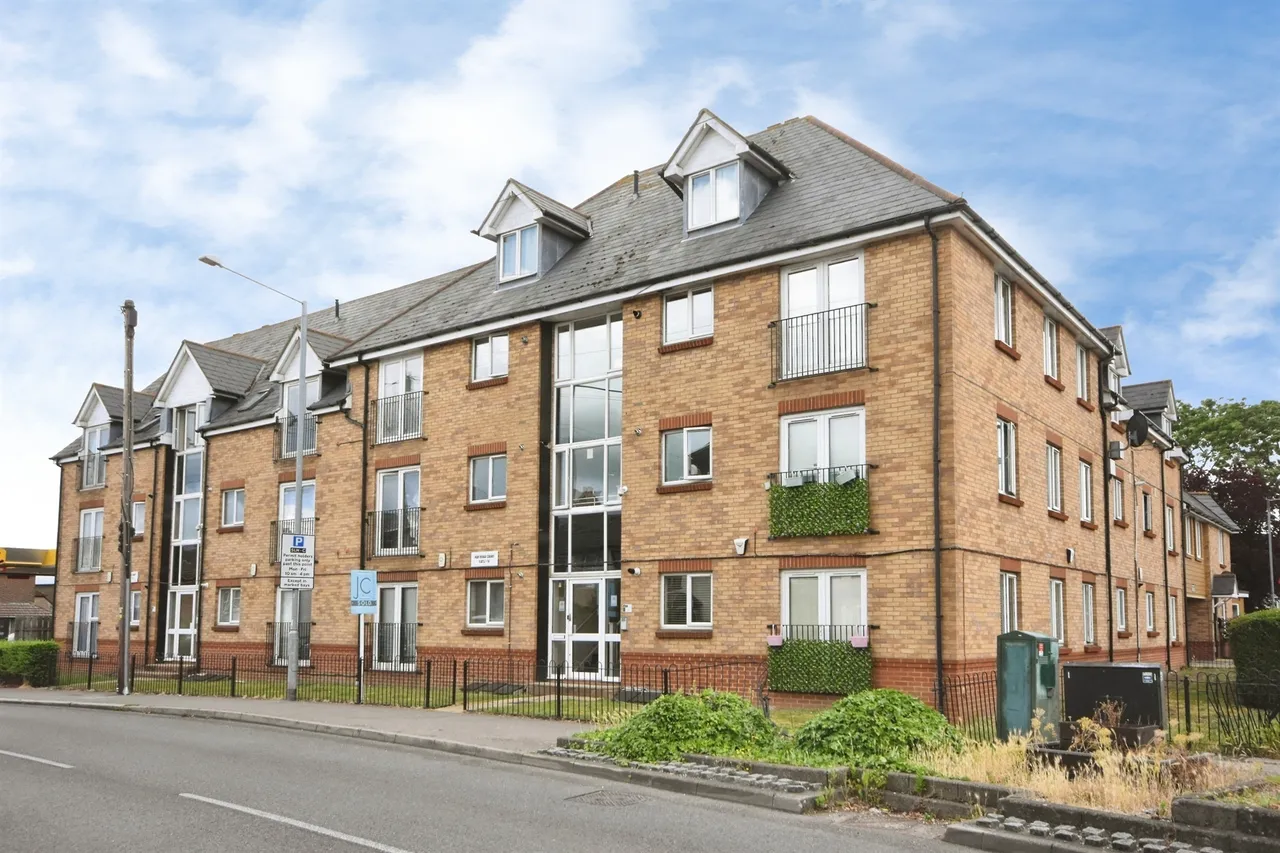 2 bed flat for sale, Southend Road, Stanford-Le-Hope, SS17