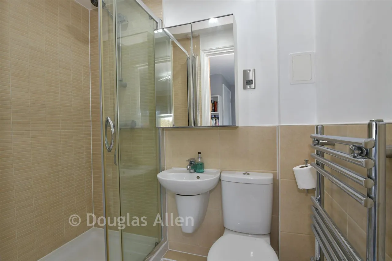 Churchill Avenue, Basildon, SS14, photo 5