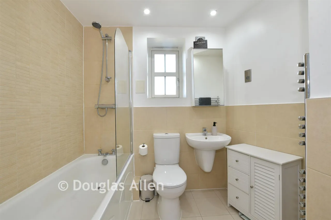 Churchill Avenue, Basildon, SS14, photo 4