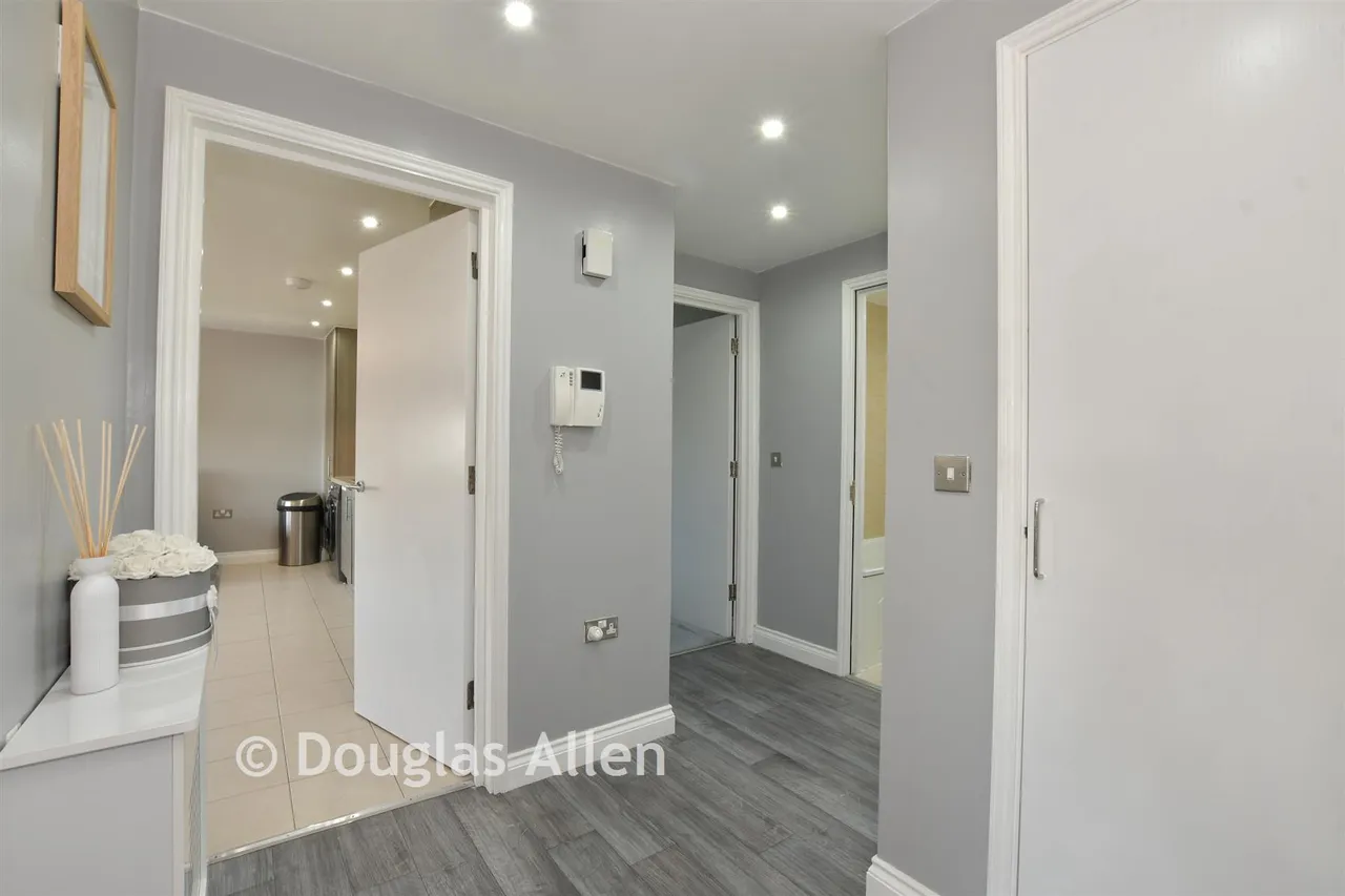 Churchill Avenue, Basildon, SS14, photo 3