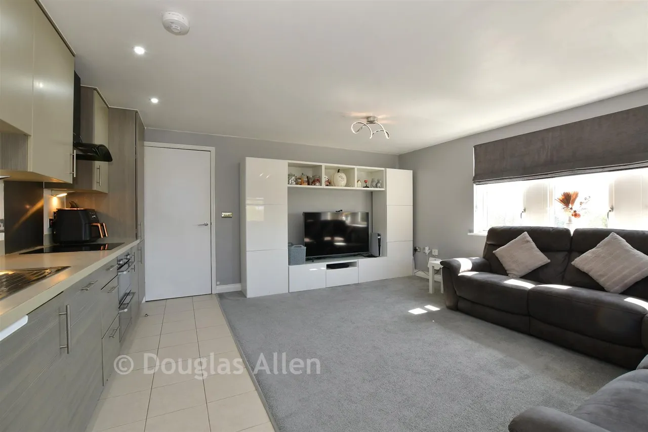 Churchill Avenue, Basildon, SS14, photo 7