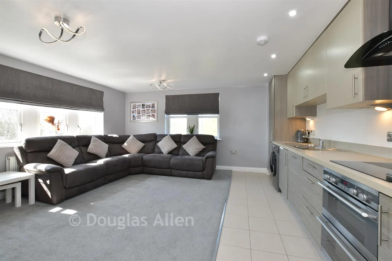 Churchill Avenue, Basildon, SS14, photo 6