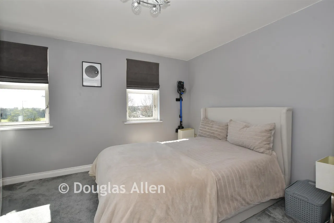 Churchill Avenue, Basildon, SS14, photo 2