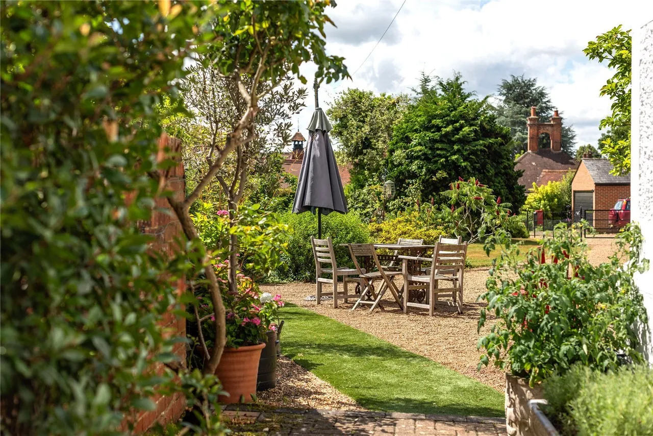 The Street, Betchworth, RH3, photo 14