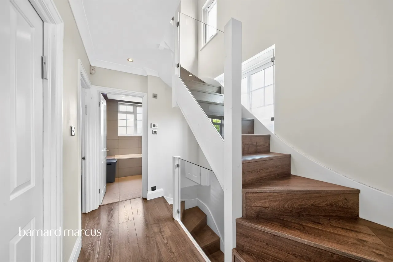 Bawtry Road, London, N20, photo 17
