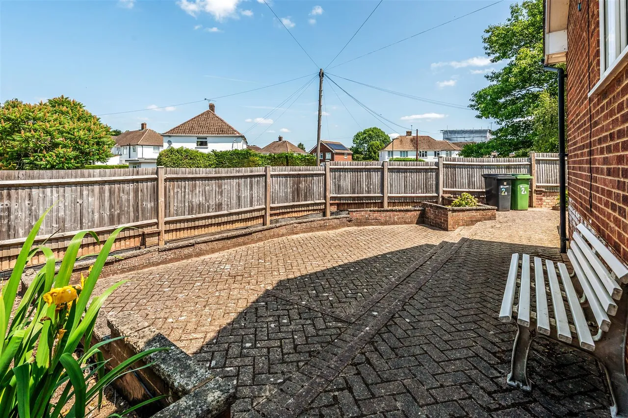 Warenne Road, Fetcham, KT22, photo 3