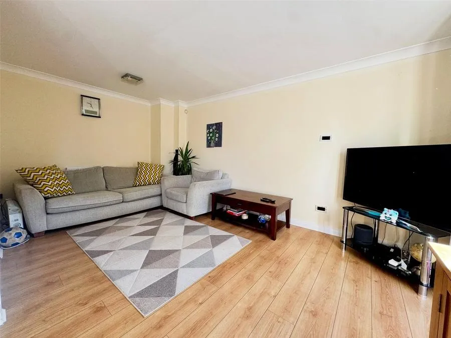 Walker Crescent, Slough, SL3, photo 2