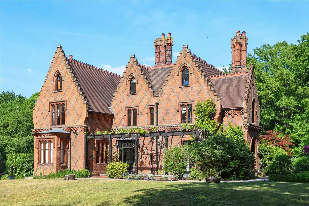 Redhill Road, Cobham, Surrey, KT11 1EF, photo 2