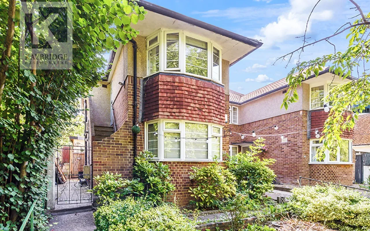 2 bed flat for sale — Kingston Road, Epsom, KT17