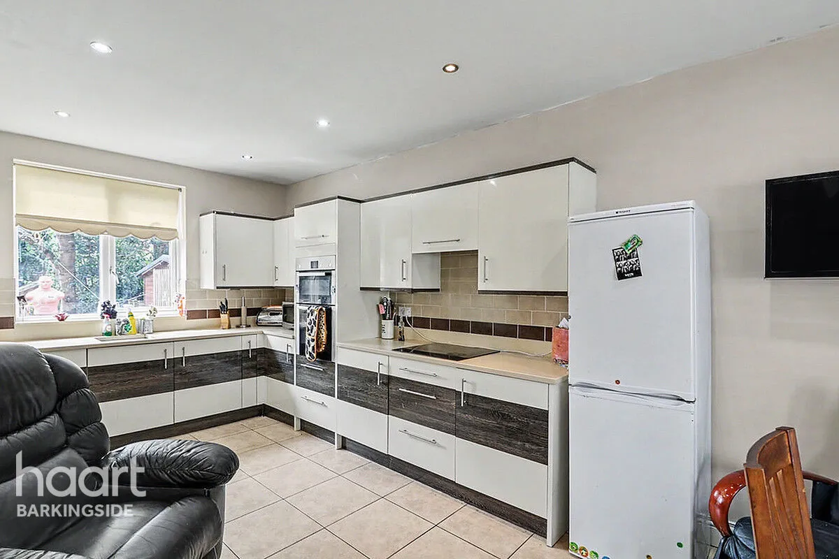 Ethelbert Gardens, Gants Hill, IG2, photo 5