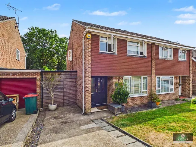 3 bed house for sale — Woburn Road, Gossops Green