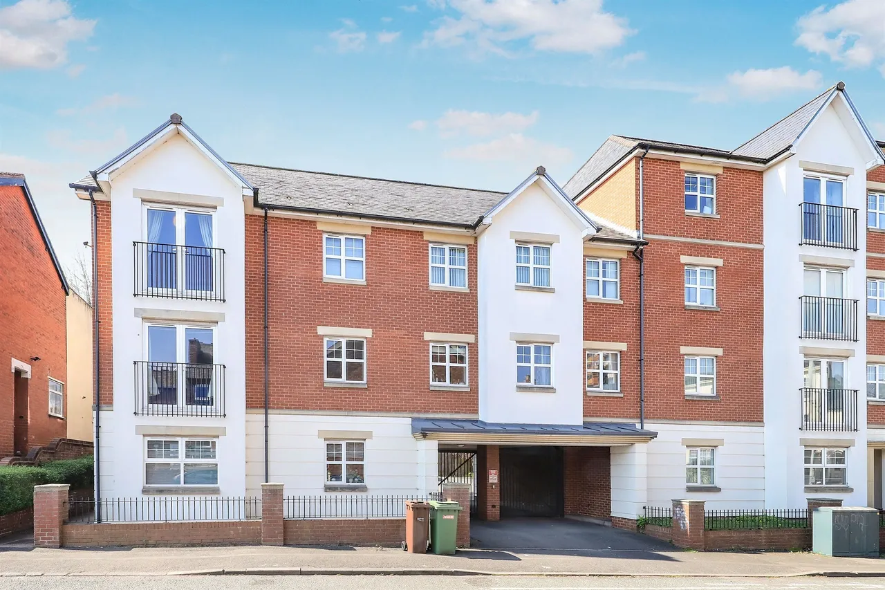 2 bed flat for sale — Haden Hill, Wolverhampton