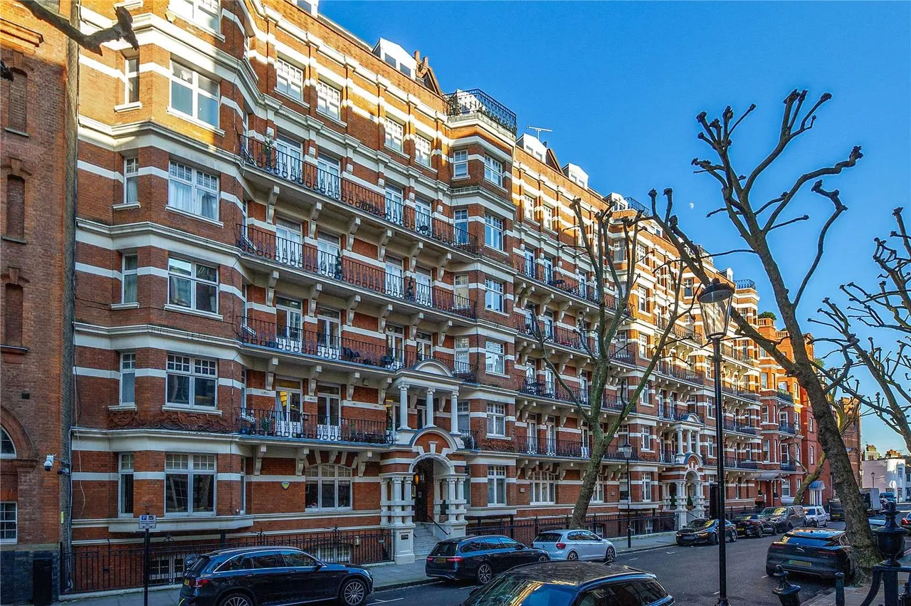 3 bed flat for sale — Cadogan Court, Draycott Avenue, London, SW3 3BX
