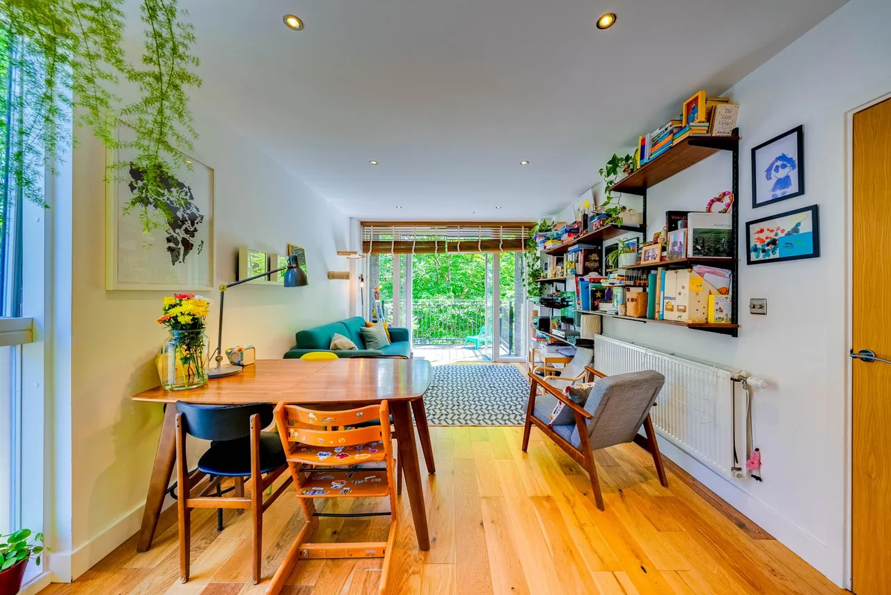 2 bed flat for sale, Whiston Road, London, E2