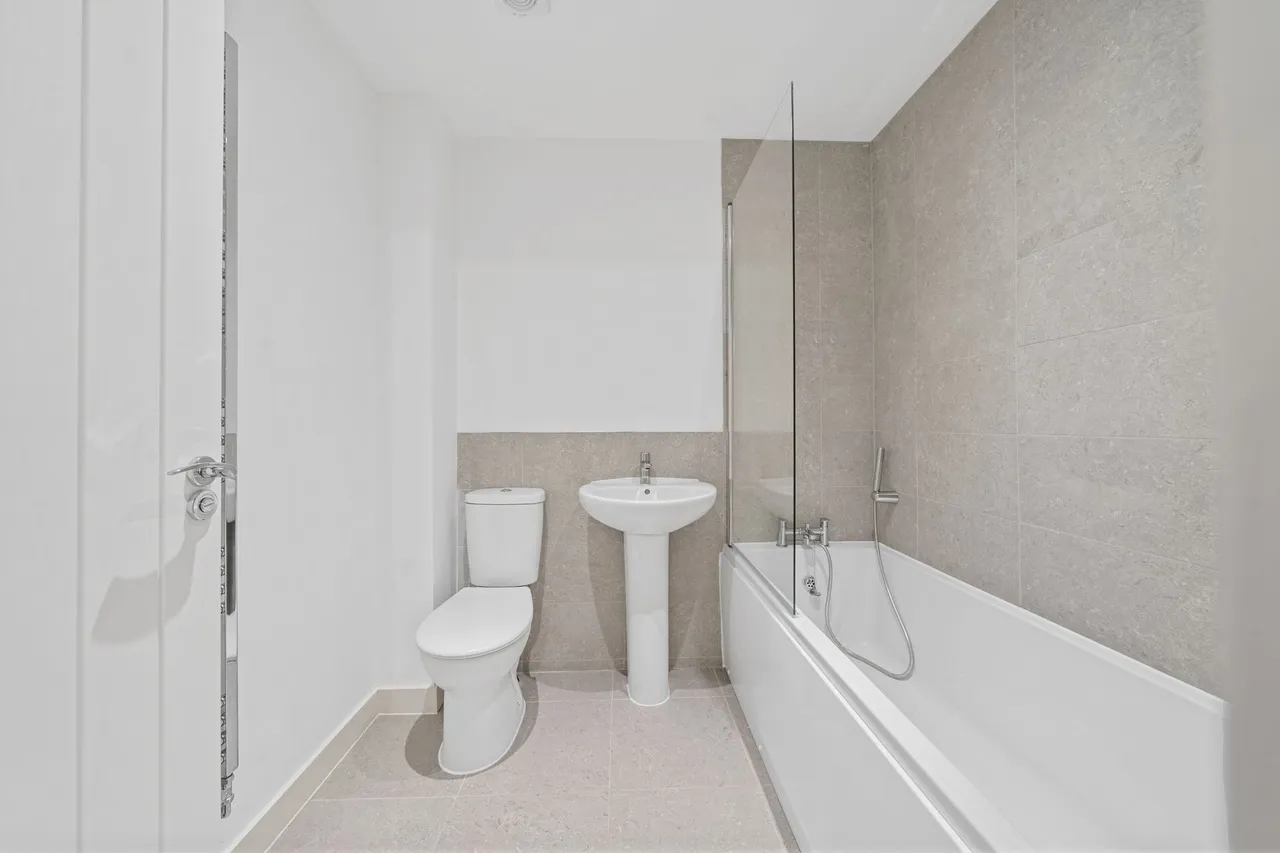 Halis Court, Hale Village, L24, photo 12