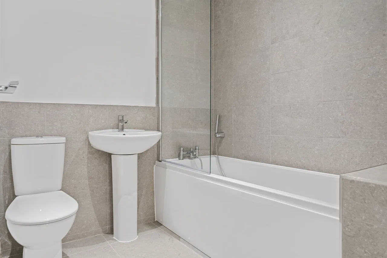 Halis Court, Hale Village, L24, photo 15