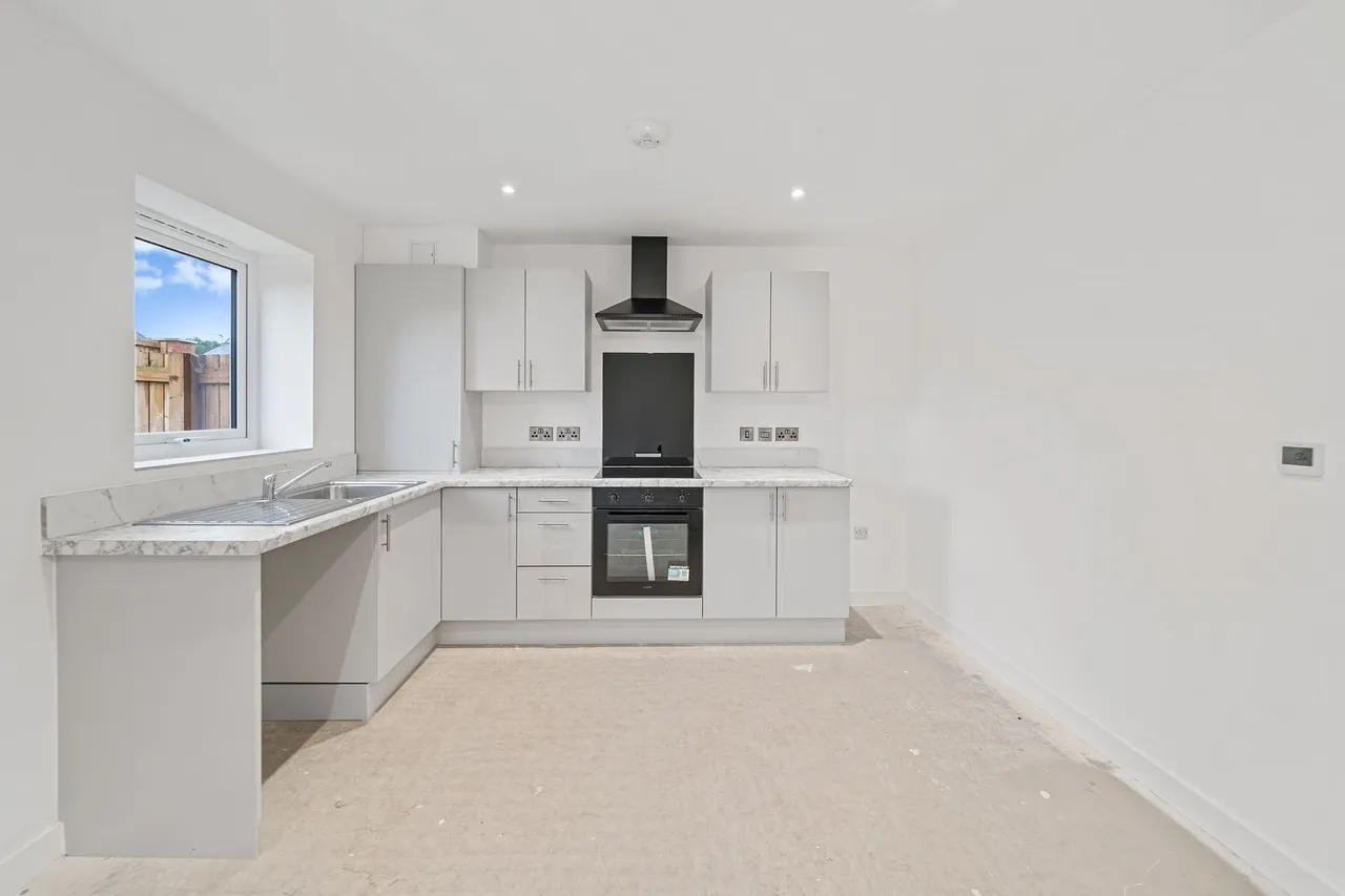 Halis Court, Hale Village, L24, photo 3