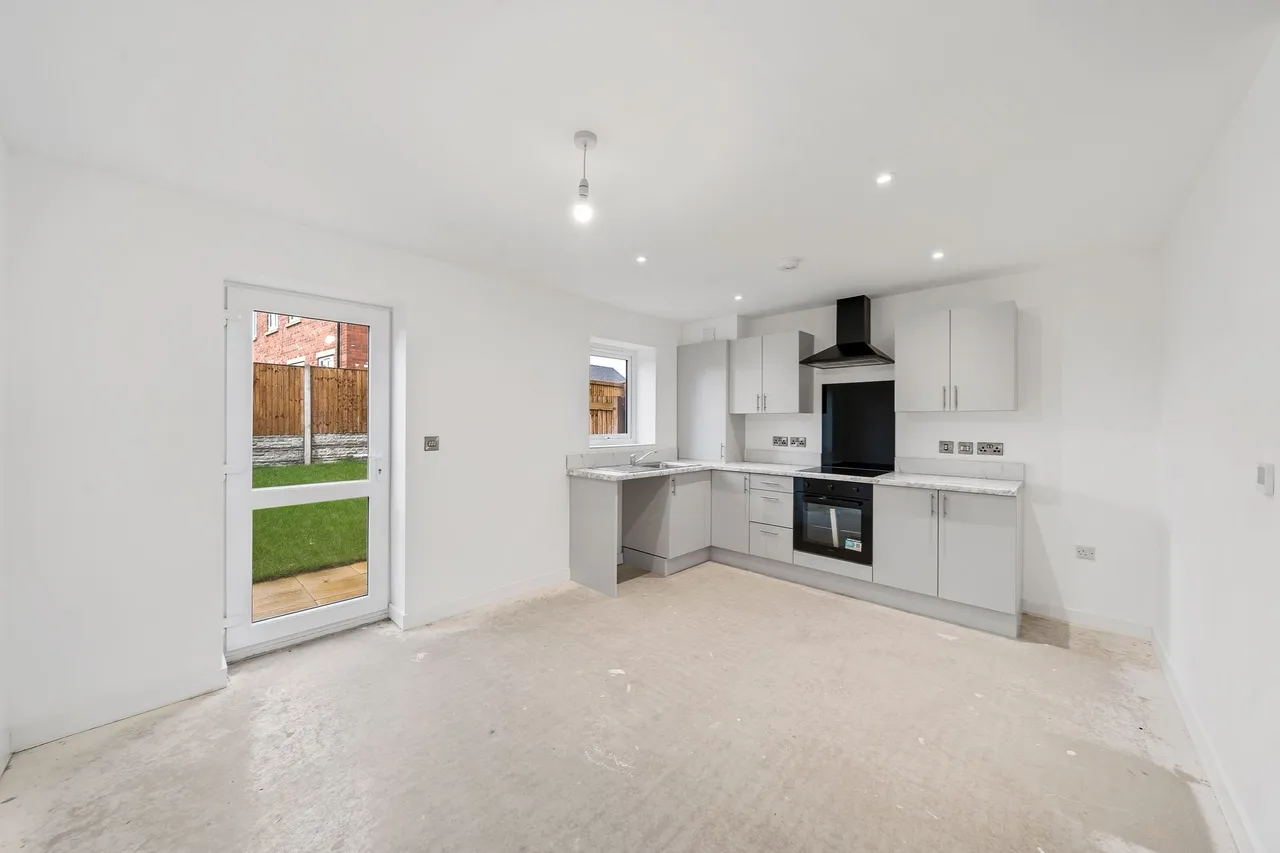 Halis Court, Hale Village, L24, photo 2