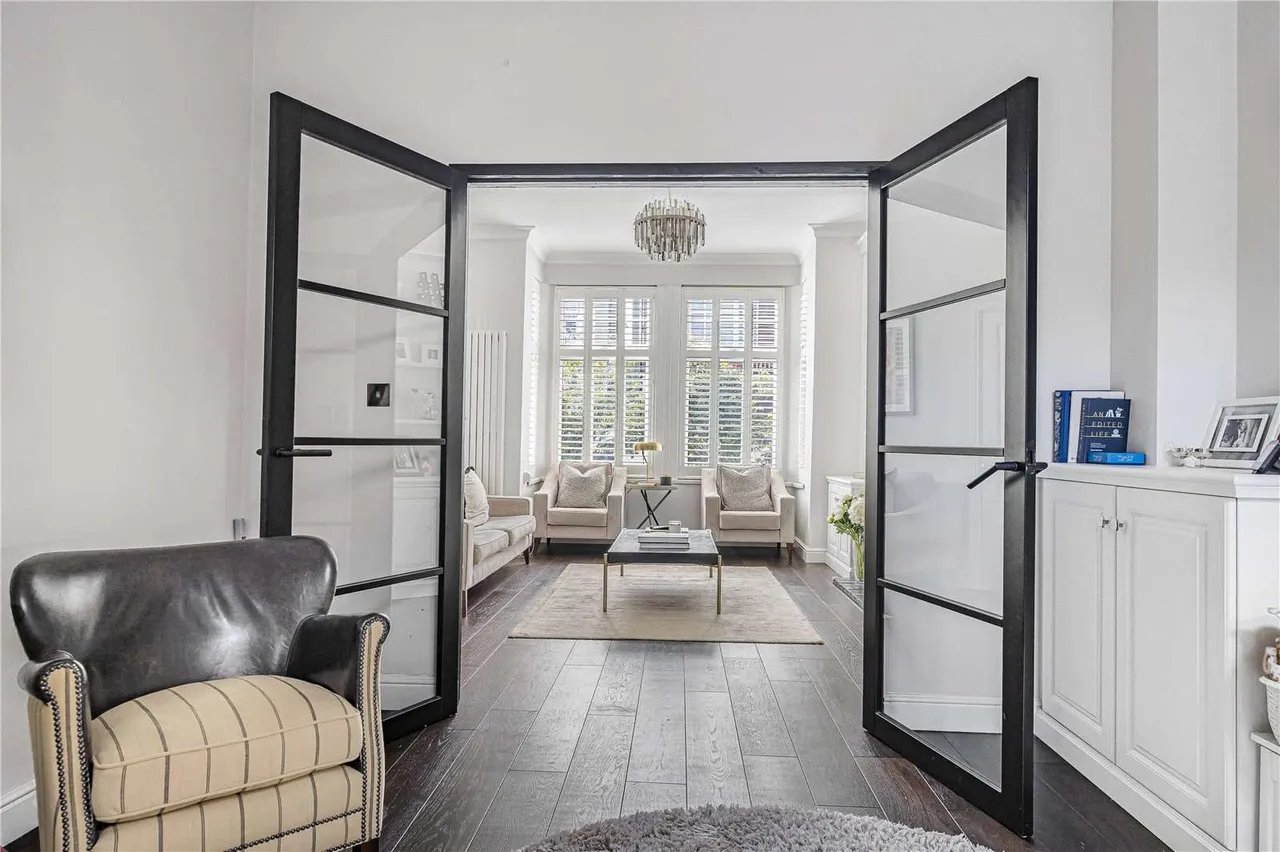 Whitehall Gardens, London, W3 9RD, photo 5